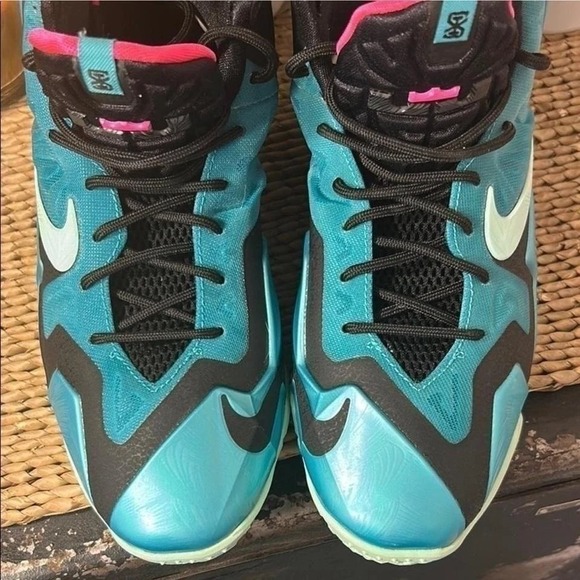 Nike LeBron 11 Gamma Blue Black Pink 621712-400 Youth Size 7Y Basketball Shoes - Picture 9 of 9